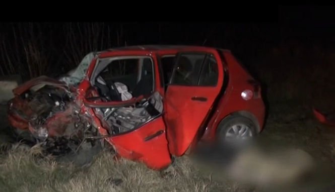 O femeie a murit după ce un şofer inconştient a intrat în depăşirea unui TIR. Vezi filmul tragicului accident