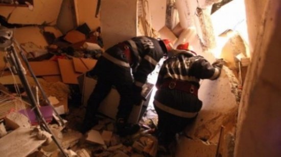Explozie într-un bloc din Brăila. Doi oameni au fost răniţi