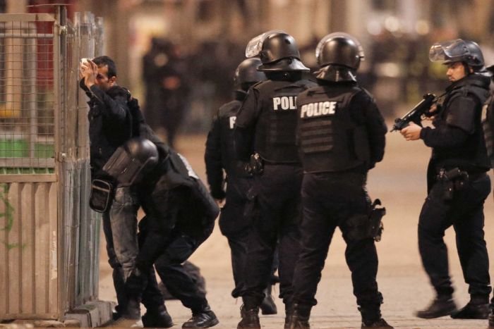 Teroristul care s-a aruncat în aer la Saint Denis era un necunoscut pentru polițiștii francezi