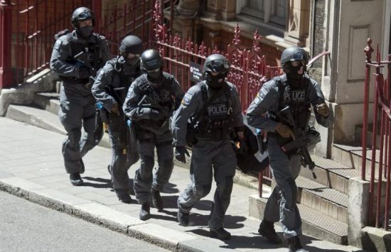 Este alertă maximă de terorism în Belgia. Soldaţi înarmaţi patrulează pe străzi, iar oamenii stau în case