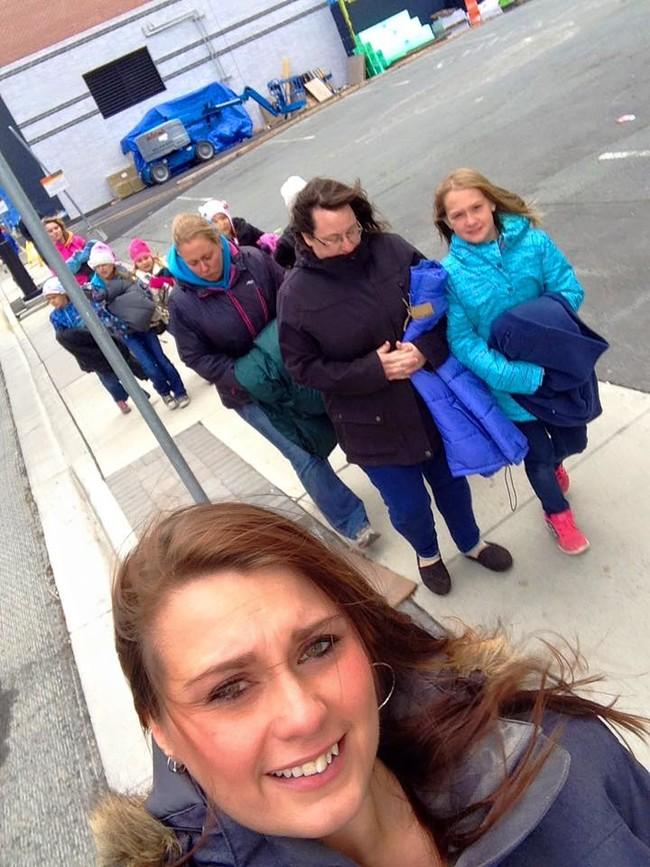 O să te topești când vezi de ce acești copii își lasă hainele pe străzi 344057