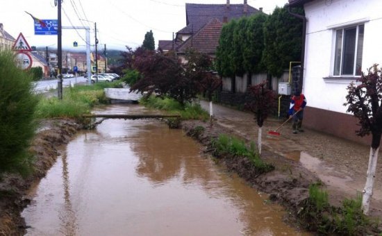 Ploile fac prăpăd! A fost alertă în Maramureş după ce râul Tisa a ieşit din matcă