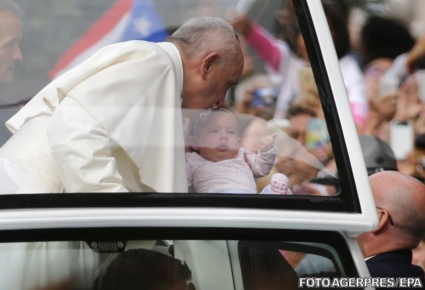 Ce s-a întâmplat cu bebeluşul pupat pe creştet de Papa Francisc în SUA