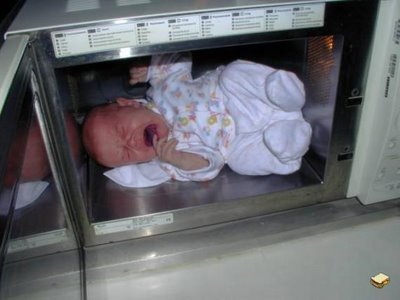 Și-a băgat bebelușul în cuptorul cu microunde. Explicația halucinantă a unei femei