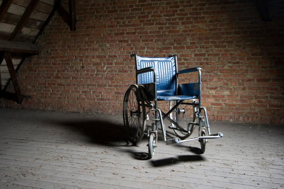 Umilinţele îndurate de persoanele cu dizabilităţi care vor să intre în biserică. &quot;Nu facem după plăcerea lor&quot;