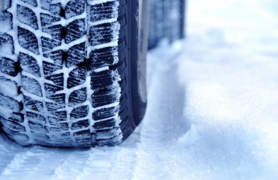 Şoferii sunt obligaţi să doteze maşinile cu cauciucuri de iarnă. La ce riscuri se expun dacă nu le schimbă
