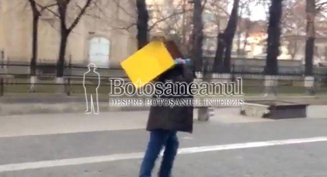 Ce a furat un român și a plecat cu ea pe stradă. Ceilalți trecători au privit împietriți 344670