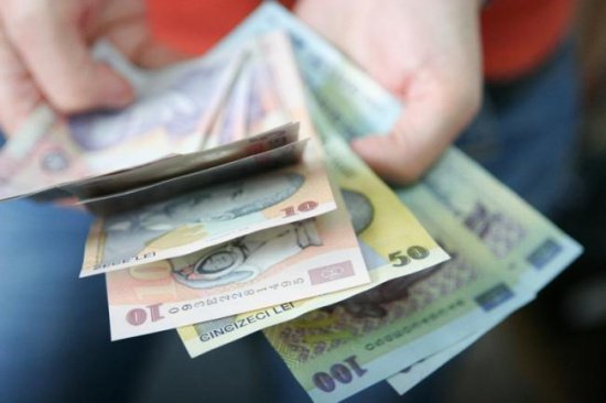 Iohannis a promulgat majorarea cu 10% a salariilor pentru personalul bugetar