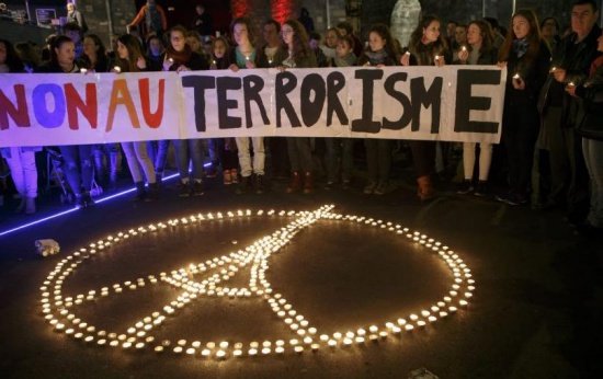 De unde au avut teroriştii din Paris puşti Kalaşnikov?