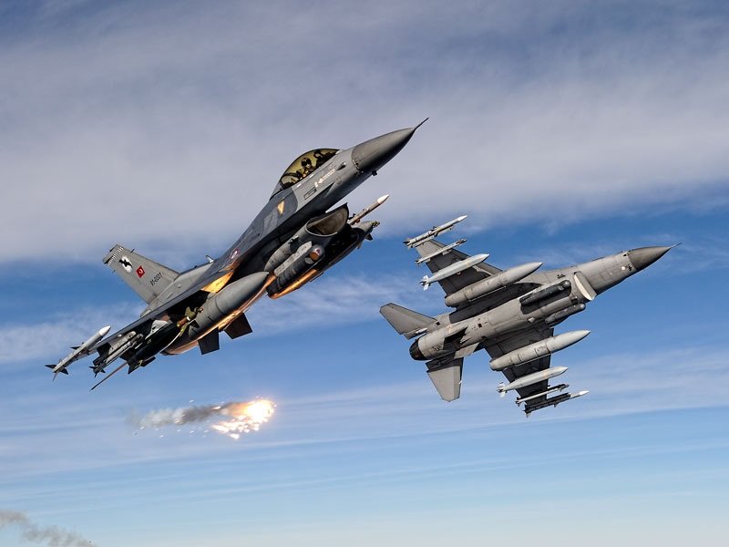 VIDEO. Turcia a doborât un avion de război rusesc la frontiera cu Siria. Rusia susține că avionul său nu a încălcat spațiul aerian turc