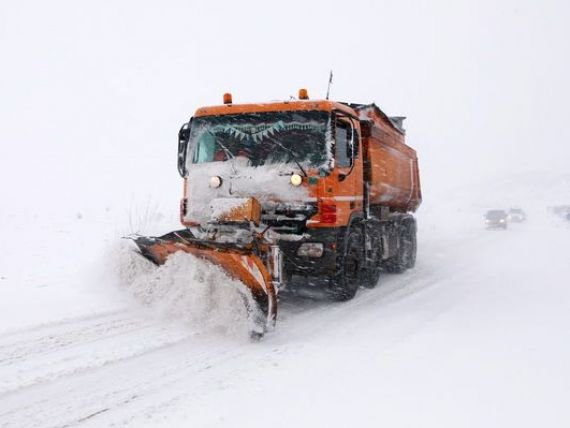 Zăpadă la Rânca şi pe Defileul Jiului. Drumarii intervin cu utilaje
