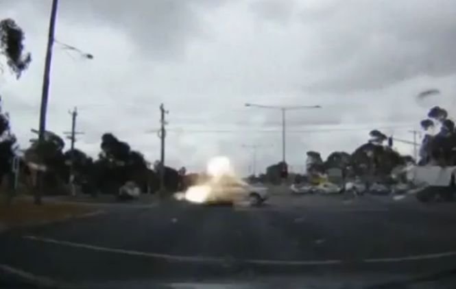 Ce a pățit un șofer a cărui mașină a fost lovită de fulger