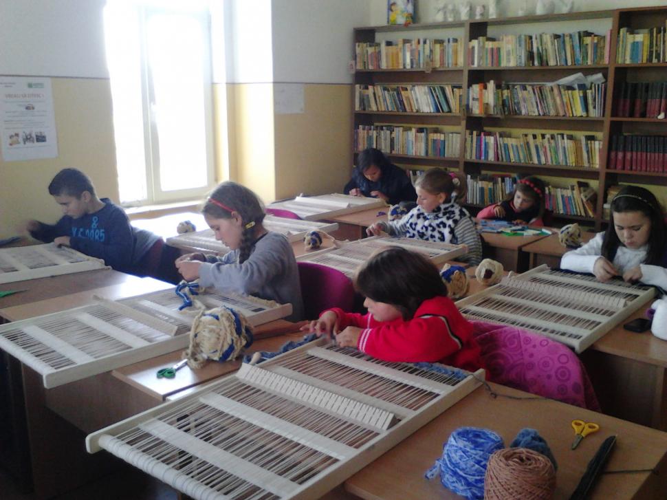 Copiii din Săndulești-Copăceni, județul Cluj, descoperă farmecul meșteșugurilor românești prin proiectul „Ajută un sat. Schimbă o țară” 344926
