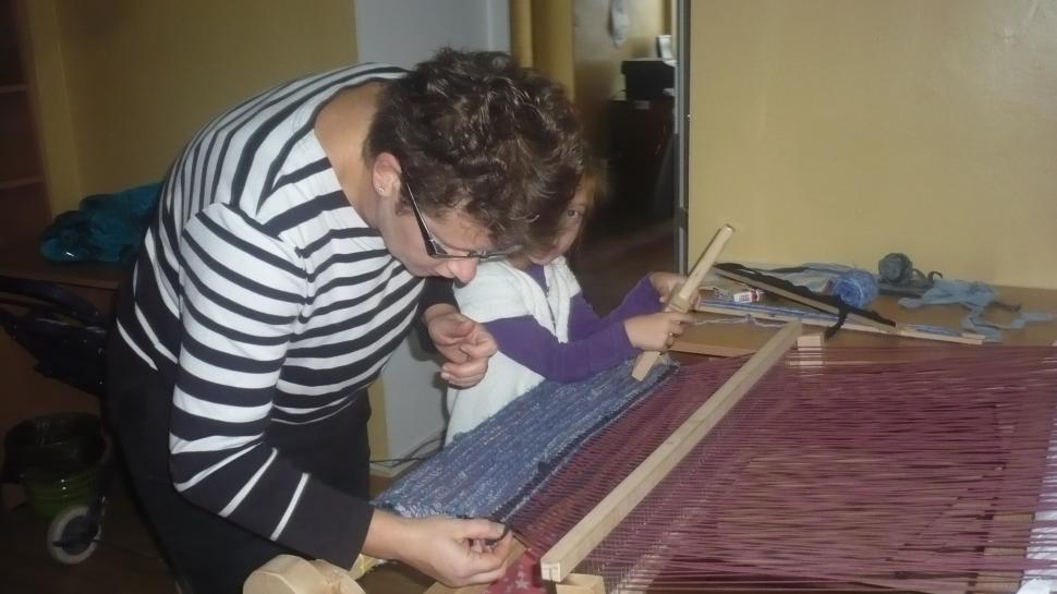 Copiii din Săndulești-Copăceni, județul Cluj, descoperă farmecul meșteșugurilor românești prin proiectul „Ajută un sat. Schimbă o țară” 344929