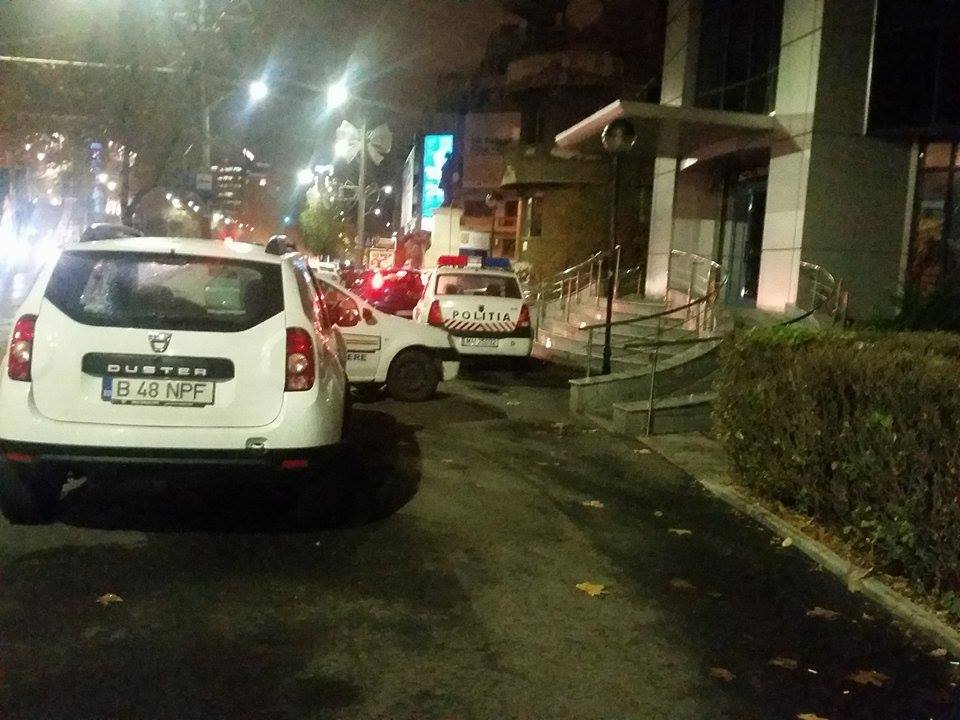 Mașinile polițiștilor din București au loc de parcare asigurat... Pe trotuar
