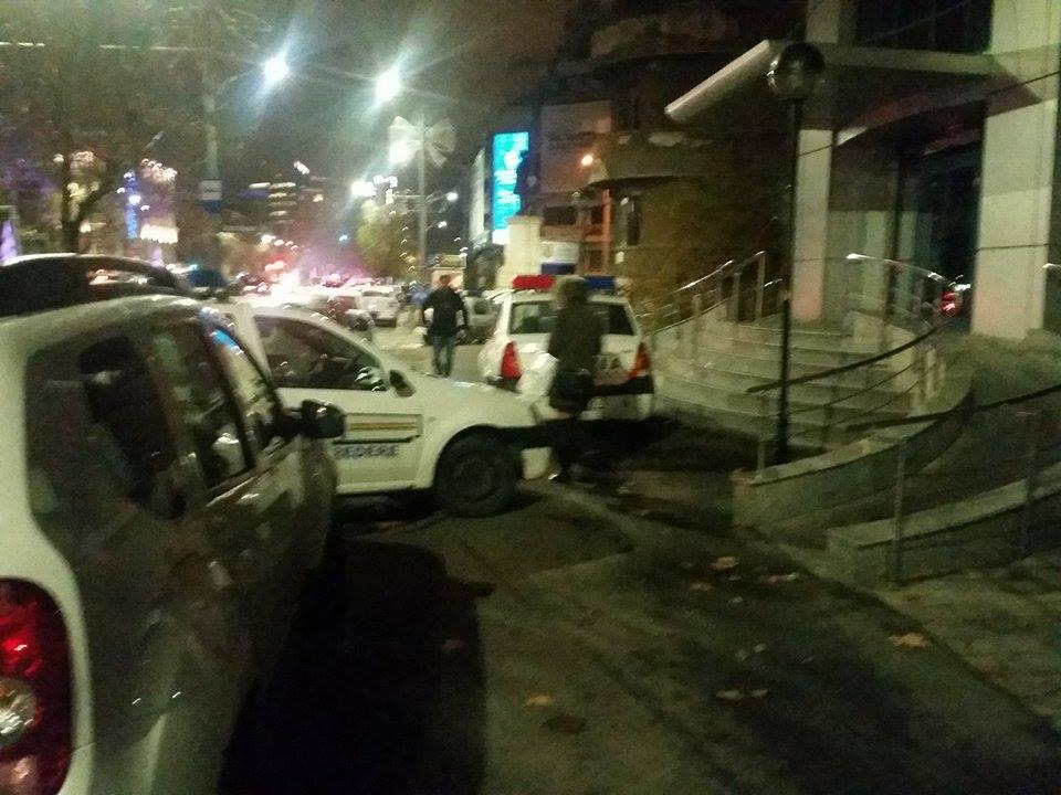 Mașinile polițiștilor din București au loc de parcare asigurat... Pe trotuar 344764