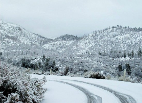 Zăpadă de 30 de centimetri în Argeș. Traseele turistice au fost închise