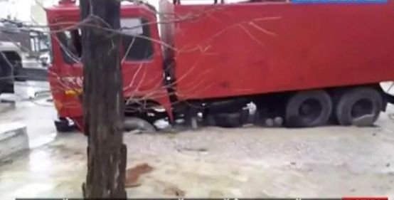 Mașină de pompieri prăbușită într-o groapă apărută în asfalt