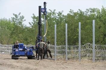 Ungaria este pregătită să ridice un gard de sârmă şi la graniţa cu România