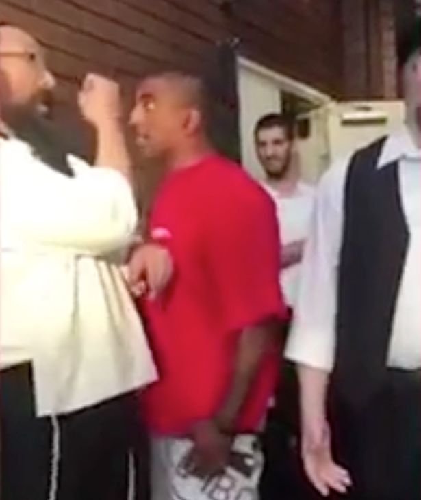 Atac în numele lui Allah. Momentul șocant în care un bărbat încearcă să stranguleze un rabin