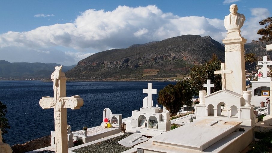Motivul incredibil pentru care grecii își dezgroapă morții 