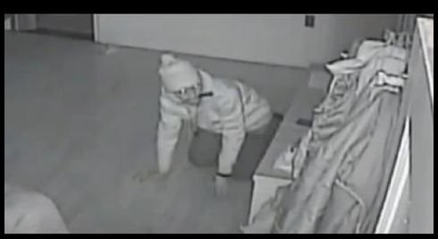 VIDEO. Momentul în care un hoţ se târăşte în casa unei familii din New York