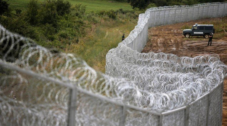 Tensiuni la frontiera dintre Macedonia și Grecia, acolo unde se construiește un gard de sârmă