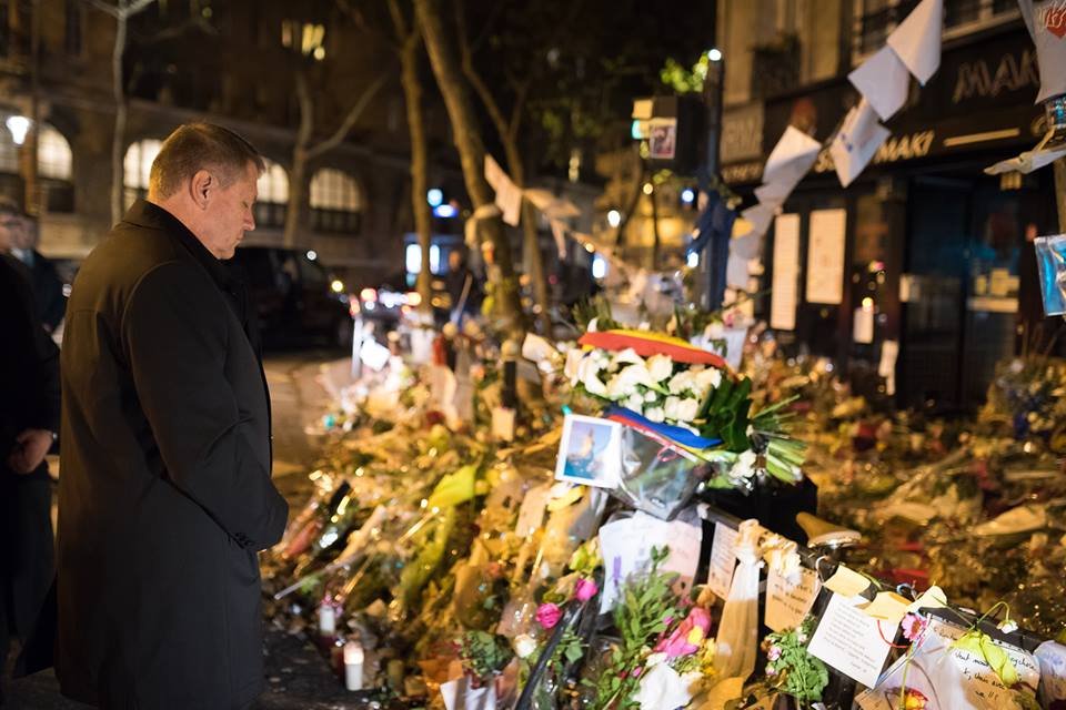 Preşedintele Klaus Iohannis a depus jerbă la restaurantul unde au murit doi români în atacurile teroriste din Paris