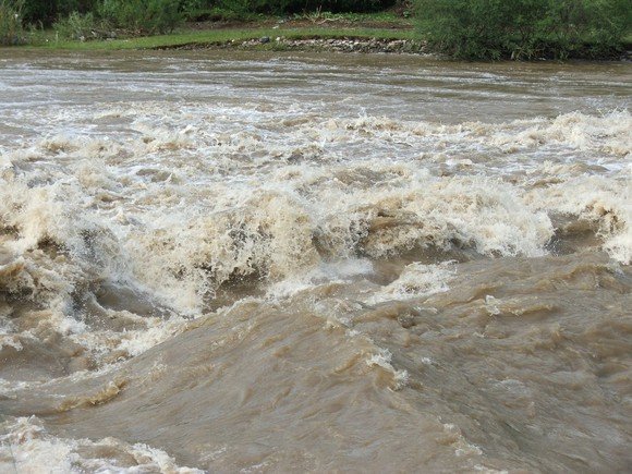 Hidrologii au prelungit avertizările de inundații 