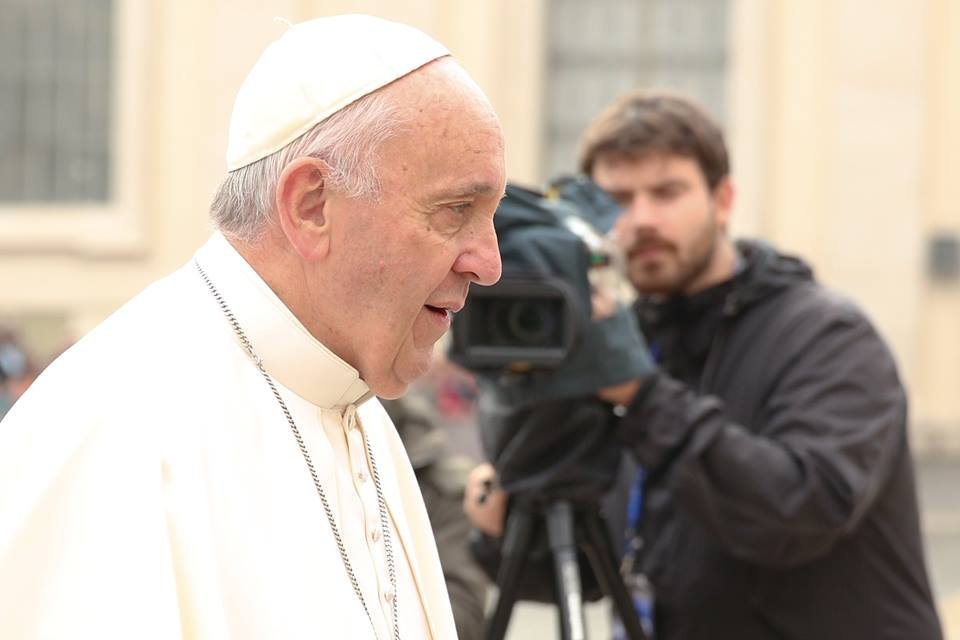  Un jurnalist l-a întrebat pe Papă despre folosirea prezervativelor. Ce a răspuns Sfântul Părinte l-a lăsat fără glas