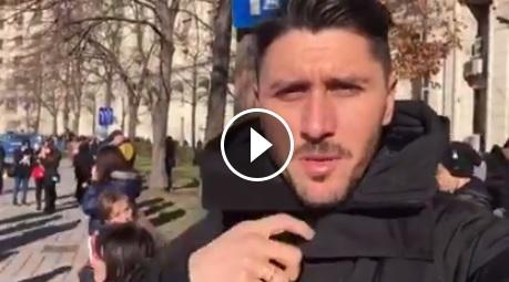 A apărut în mijlocul mulțimii la parada de 1 Decembrie. Românilor nu le-a venit să creadă când l-au văzut. Au vrut imediat să facă poze cu el 346256