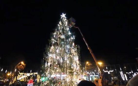 Alertă în Hunedoara. Bradul de Crăciun din centrul oraşului, clătinat de vântul puternic