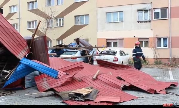 Vântul a făcut prăpăd la Alba-Iulia. Acoperişul unui bloc a fost smuls şi aruncat peste mai multe maşini  VIDEO