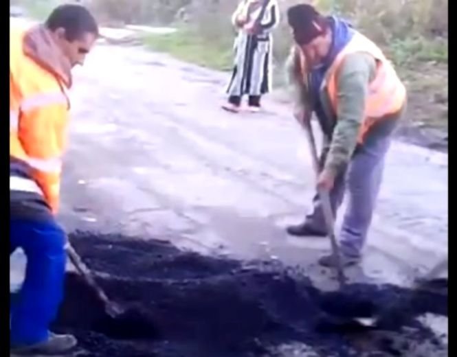Cum se asfaltează în Ploiești. Ar trebui să se lase cu demiteri VIDEO