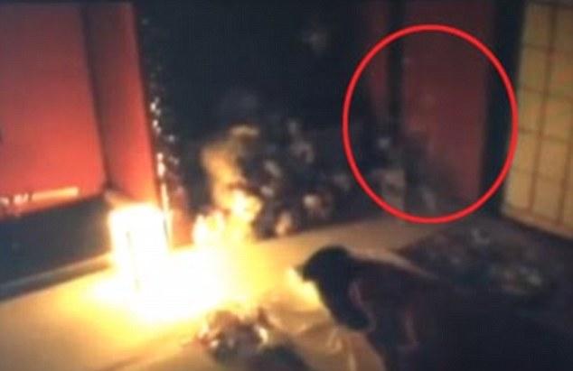 Crede că este bântuit, dar este cel mai fericit moment al vieții lui. Ce face fantoma pe care a filmat-o bărbatul. VIDEO 346404