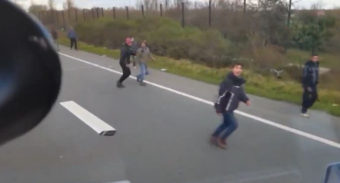 Bestie cu chip de om. Un șofer a încercat să treacă cu camionul peste un grup de imigranți VIDEO