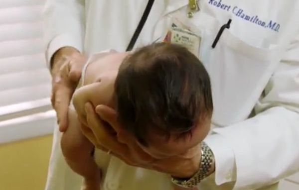 Cum să liniștești un bebeluș care plânge. Metoda genială prezentată de un medic - VIDEO