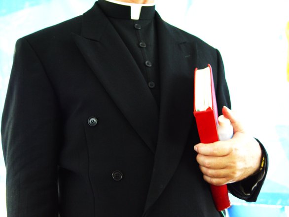 Un preot a furat 700.000 de euro din banii enoriașilor 