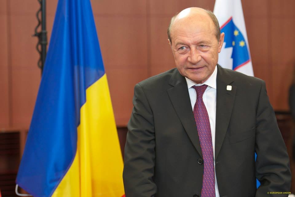 Traian Băsescu atacă pe Facebook guvernul de &quot;tehnocrați&quot; al lui Dacian Cioloș