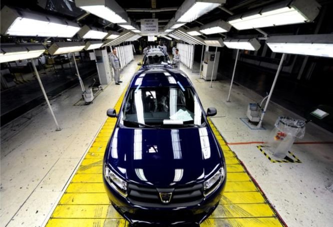 Dacia robotizează linia de producție. Câți bani primesc angajații care acceptă să plece de bunăvoie
