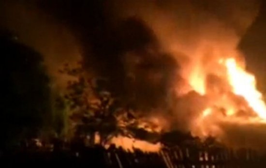 O familie din București a rămas pe drumuri, după ce casa a fost mistuită de flăcări. De la ce a pornit incendiul