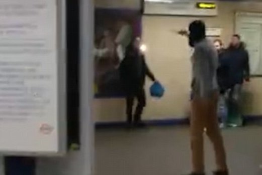 Atac la metroul din Londra. ”Asta e pentru Siria” a strigat un individ neidentificat, înainte de a lovi fără milă. VIDEO