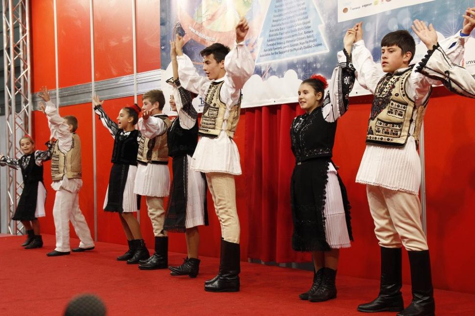 Copiii au fost inima Fundației Mereu Aproape la IWA Charity Christmas Bazaar 2015 347906