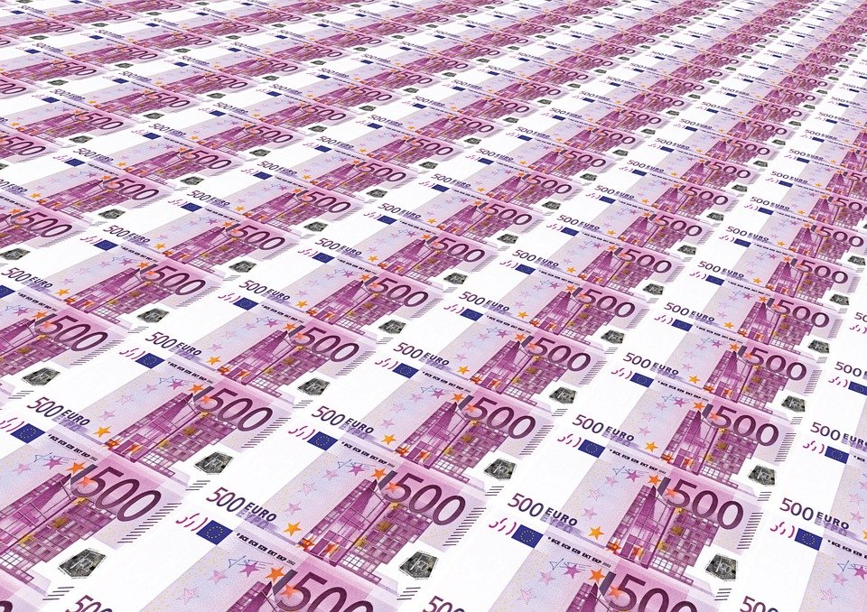 Un băiat a găsit 100.000 de euro plutind în Dunăre 