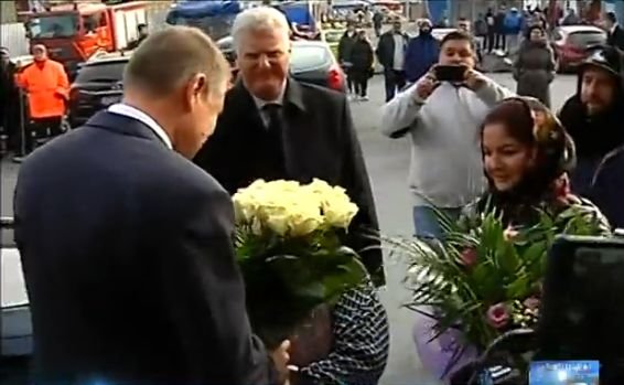 Klaus Iohannis, asaltat de florăresele din București