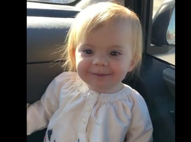 Reacția genială a unei fetițe de 2 ani când o aude pe Adele la radio