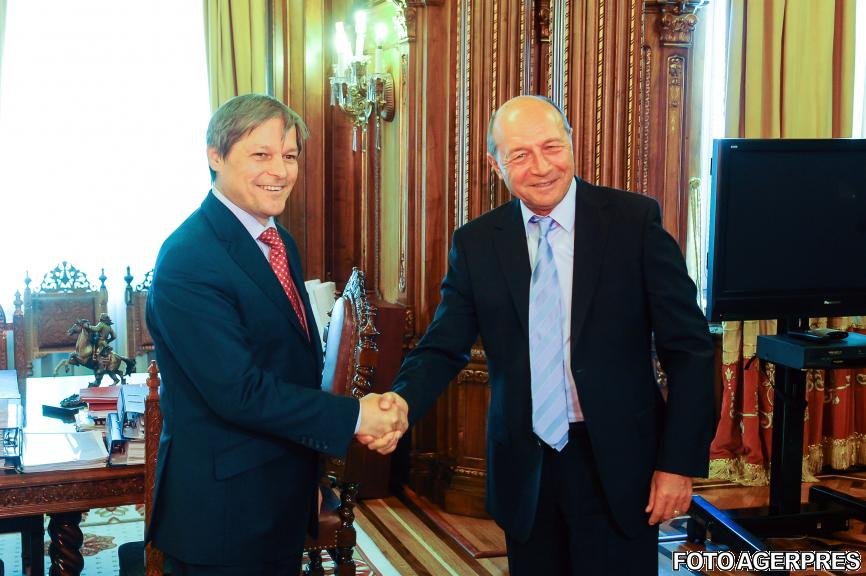 Traian Basescu îi cere lui Dacian Cioloş să anuleze mai multe acte normative