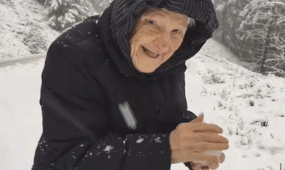 Video emoționant! Această bunicuță de 101 ani se joacă în zăpadă ca și cum ar fi pentru prima oară