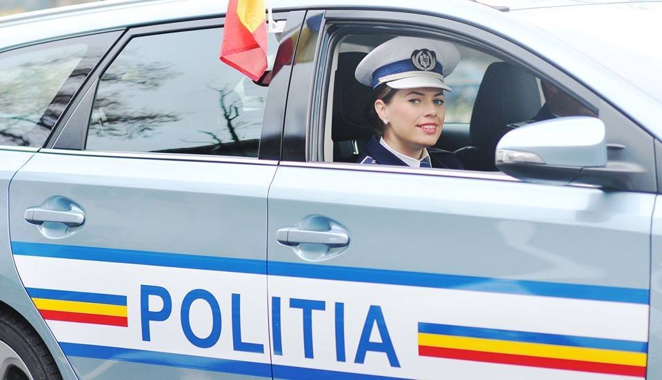Poliţia Română a compus un colind inedit: &quot;Aho, aho, mămici şi taţi/ Staţi puţin şi ne-ascultaţi&quot;