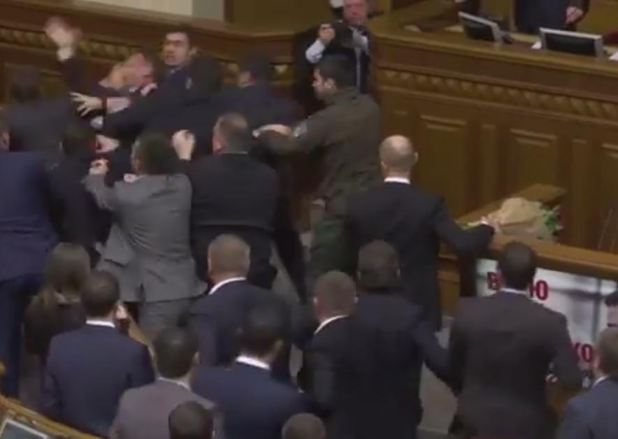 Bătaie cu pumnii şi picioarele în Parlamentul Ucrainei - VIDEO 